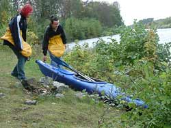 Sandra und Danny beim Zuwasserlassen des Bootes