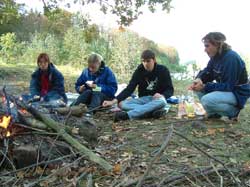 Heike, Christine, Heiko und Roberto am Lagerfeuer