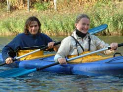 Roberto und Claudia paddeln
