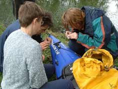 Ines, Matthias und Heike bekleben das neue Boot.