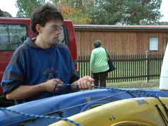 Matthias sichert alle Boote auf dem kleinen Anh&auml;nger.
