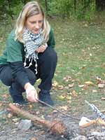 Christine H. bereitet gerade Golden Toas in freier Natur zu.