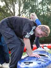 Dennis W. beim S&auml;bern seines Bootes.
