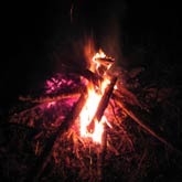 Ein gem&uuml;licher Abend am Feuer rundet fast jeden Paddeltag ab.