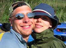 Lutz S. und Peggy K. beugen Sonnenstich vor.