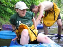 Ein flacher Wasserspiegel macht die Tour zur echten Wasserwandertour. Heiko hilft Claudia wieder beim Einsteigen.