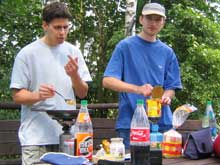 Phillip br&auml;t halbfertige Bratkartoffeln und Dennis macht sich eine Dose Ravioli warm.