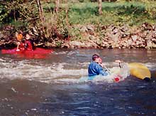 Wenn man die Eskimorolle noch nicht kann, dann hilft auch manchmal Hand aus dem Wasser strecken und Luft anhalten.