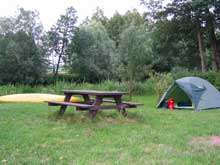 Ein Zelt, ein Boot und ein wundersch&ouml;ner Rastplatz.