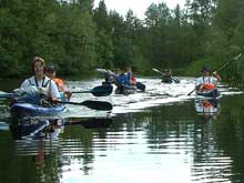 In der Gruppe paddeln macht mehr Spass als vereinzelt den Fluss entlang zu fahren.