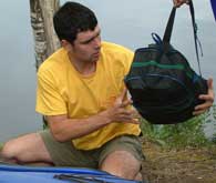 F&uuml;r einen kleinen Rucksack findet sich im Boot besser Platz als f&uuml;r eine Riesentasche.