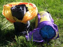wasserdicht verpackte Isomatte und Schlafsack.