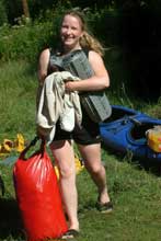 Claudia holt ihr Gep&auml;ck aus dem Boot.