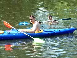Roberto und Matthias tollen in der Spree