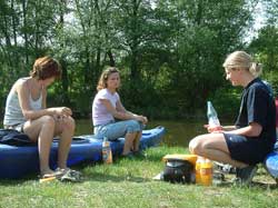 Janina, Manuela und Christine auf dem Rastplatz