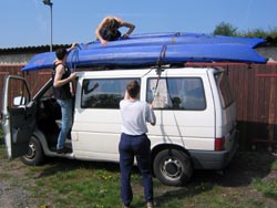 Heiko F., Christian B. und Ines E. beim Festzurren der Boote.