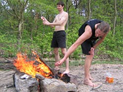 Heiko F. und Christian B. f&uuml;ttern das Feuer.