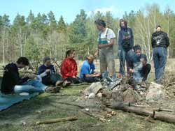 Alle gem&uuml;tlich am Lagerfeuer.
