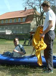 Denis W. und Dennis W. im bzw. am Boot.