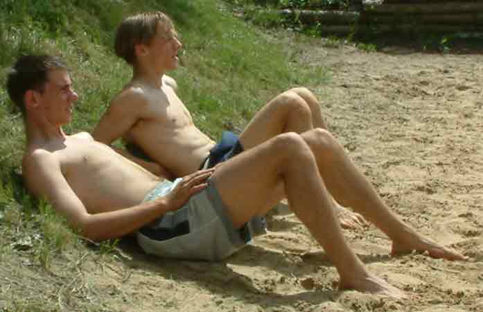 Sebastian J und Sascha S beim Beobachten der Gegner