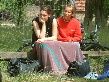 J & K bei der Gegnerbeobachtung
