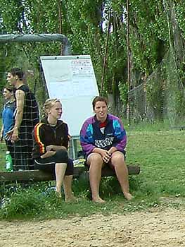 Team AS vor der Anzeigetafel