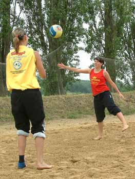 Claudia S. und Audrey B. spielen sich ein.