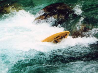 Walze spielt mit Wildwasserboot