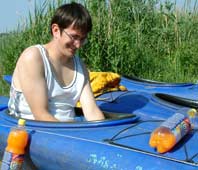 Felix bel&auml;d sein Boot