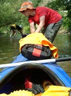 Mattis beim Wasserwandern