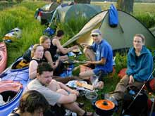 Beim gem�tlichen Abendessen in unserer Reihenzeltsiedlung