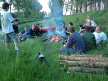 Abends am Lagerfeuer mit Wein, Bier und Marshmallos