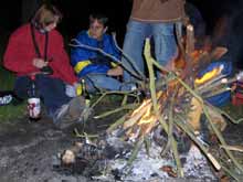 Heike, Felix und Roberto am Lagerfeuer