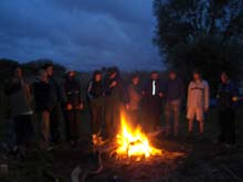 Alle Teilnehmer stehen um das Lagerfeuer herum.
