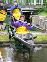Ines rollt schwungvoll aufs Wasser.