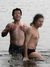 Danny und Roberto baden auch bei Regen.