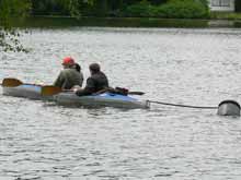 Paddler, die ihr Gep&auml;ck hinter sich herziehen.