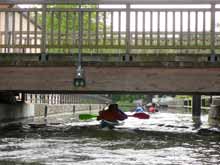 Wir k&ouml;nnen unter der Zugbr&uuml;cke hindurchpaddeln.