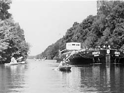 Faltboote und eine Schubeinheit