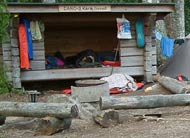 offene Holzh&uuml;tte und umrandete Feuerestelle