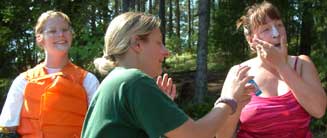 Heike, Tine und Astrid beim Eincremen