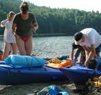 Heike, Astrid, Dennis und Matzse beim Einpacken