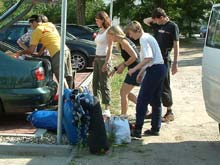 Ronald F., Janina F., Christine H., Ines E. und Heiko F. beim Umladen des Gep&auml;cks