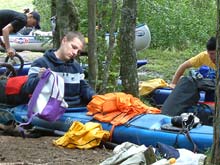Christine H., Steffen Z. und Ronald F. beim Einpacken