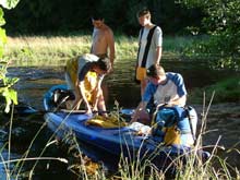 Matthias K. steigt am Zeltplatz im Wald aus seinem Boot.