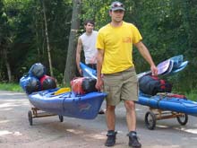 Heiko F. und Ronald F. mit den Booten bei einer Wanderung