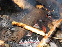 Kn&uuml;ppelteig am Lagerfeuer