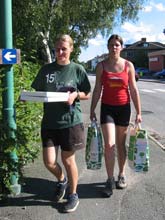 Christine H. und Janina F. nach dem Einkauf in Tidaholm.