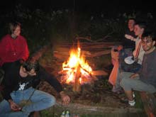 Heike R., Heiko F., Toni M., Steffen Z. und Matthias K. am Lagerfeuer