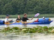 Christian B., Dennis W. und Steffen Z. paddeln auf dem Bentscher See.